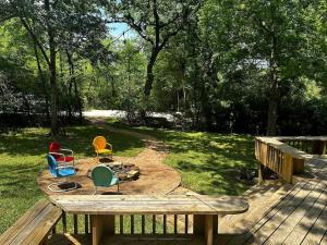 Κήπος έξω από το Charming Farmhouse Escape with Trails & Pond in College Station, Texas