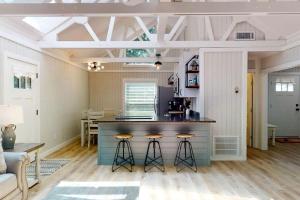 Φωτογραφία από το άλμπουμ του Charming Farmhouse Escape with Trails & Pond in College Station, Texas σε College Station