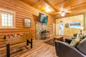 TV a/nebo společenská místnost v ubytování Paradise Cabin with Foosball Table and BBQ in Cleveland, Georgia
