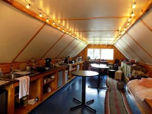 Khu vực ghế ngồi tại Fully-Furnished Tent-Style Cabin Rental near Indian Lake, Upstate New York