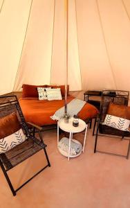 Ruang duduk di Cozy Romantic Glamping Tent on Secluded Ranch with Breathtaking Night Sky Views in Moab, Utah