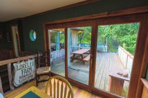 Μπαλκόνι ή βεράντα στο Secluded Cabin Rental for a Large Group Getaway on the Shenandoah River near Luray, Virginia +31 φωτογραφίες