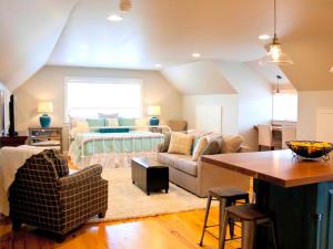 Χώρος καθιστικού στο Stylish Cottage Loft Rental on a Farm in Lancaster County near Philadelphia, Pennsylvania +21 φωτογραφίες