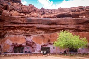 ein in eine Felswand eingebautes Gebäude in der Unterkunft Charming Cave near Incredible Outdoor Activities for an Amazing Adventure in Moab, Utah in Allen Memorial Hospital Heliport