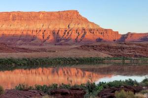 Blick auf eine Schlucht mit einem Fluss und einem Berg in der Unterkunft Charming Cave near Incredible Outdoor Activities for an Amazing Adventure in Moab, Utah in Allen Memorial Hospital Heliport + 38 Fotos