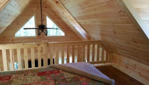 - une chambre dans une cabane en bois avec une fenêtre dans l'établissement Cozy Family-Friendly Cabin with Private Outdoor Jacuzzi near Huntington, West Virginia, à Genoa 4 autres photos