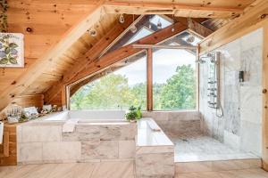 Ένα μπάνιο στο Secluded Luxurious Cabin with Spectacular Living Spaces in Tennessee