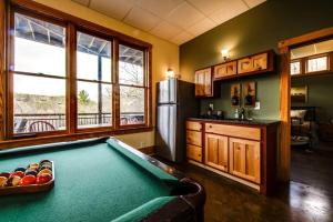 une cuisine avec une table de billard dans une pièce dans l'établissement Modern and Cozy Cabin Rental Between Mountains and River in Northern Georgia, à Mineral Bluff