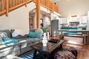 Posezení v ubytování Beautiful Modern Cabin in with Fire Pit and Hot Tub, the Perfect Base for Outdoor Adventures in Big Bear, California