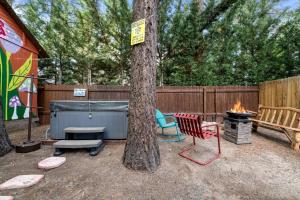 Večerní zábavní program pro hosty v ubytování Beautiful Modern Cabin in with Fire Pit and Hot Tub, the Perfect Base for Outdoor Adventures in Big Bear, California + 25 fotografií