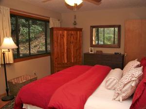 Postel nebo postele na pokoji v ubytování Inviting Tree House Cabin near Mount Mitchell in North Carolina + 9 fotografií