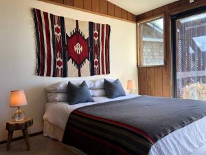 Postel nebo postele na pokoji v ubytování Contemporary Treetop Cabin with a Luxury Hot Tub in Idyllwild, California