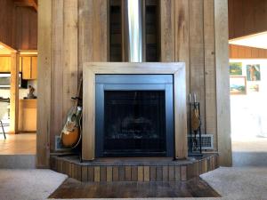 Fotografie z fotogalerie ubytování Contemporary Treetop Cabin with a Luxury Hot Tub in Idyllwild, California v destinaci Pine Cove