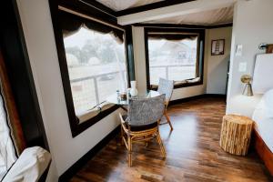 Ένα ή περισσότερα κρεβάτια σε δωμάτιο στο Luxurious Safari Tent for a Romantic Getaway in Cedar Bluff, Alabama