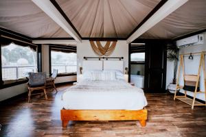 Ένα ή περισσότερα κρεβάτια σε δωμάτιο στο Luxurious Safari Tent for a Romantic Getaway in Cedar Bluff, Alabama