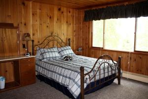 Postel nebo postele na pokoji v ubytování Lakefront Cottage Rental with Game Room near Ruth Lake, Minnesota