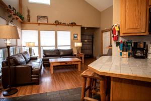 Kuchyň nebo kuchyňský kout v ubytování Eco-Friendly Cabin with Views of the Rocky Mountains in Colorado + 24 fotografií