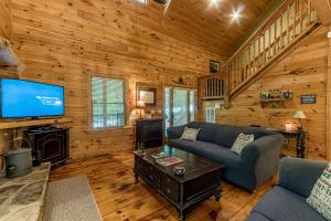 TV a/nebo společenská místnost v ubytování Relaxing Cabin with Screened Porch in Sautee Nacoochee, Georgia