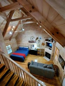 Una sala de estar con un sofá azul en una cabaña. en Nostalgic Riverside Cabin Haven Near New River, Virginia, en Galax