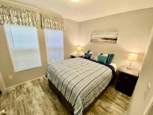 a small bedroom with a bed and a window at Beautiful Cottage with Fire Pit and Barbecue in Dunnellon, Florida in Dunnellon