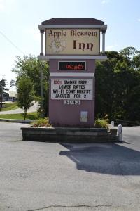 a sign for an apple blossom inn in a parking lot at Apple Blossom Inn in Eureka Springs