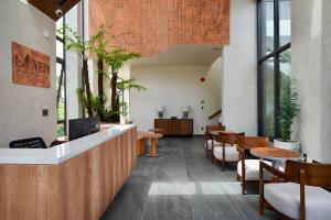 a restaurant with a bar with tables and chairs at Là Yên Retreat in Ấp Ða Lợi