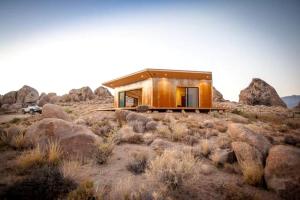 ローン・パインにあるAmazing Lone Pine Cabin for Glamping in Californiaの砂漠の岩場家
