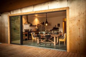 ローン・パインにあるAmazing Lone Pine Cabin for Glamping in Californiaのテーブルと椅子のあるダイニングルームとキッチン +18枚の写真