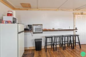 Dapur atau dapur kecil di Rustic Secluded Cabin with Stunning Sights in Monticello, Utah