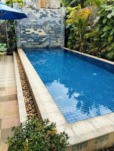 Una gran piscina en un patio con en Grand Apsara Residence, en Siem Reap