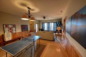 ein Wohnzimmer mit Tisch und Couch in der Unterkunft Lake Cabin Fully Equipped Ideal for Big Families in Topton, North Carolina in Aquone + 38 Fotos