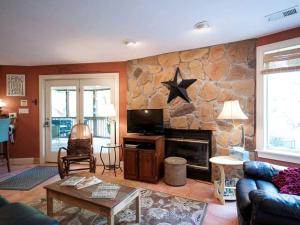 TV a/nebo společenská místnost v ubytování Spacious Vacation Rental for a Group Getaway in Pendleton, Kentucky