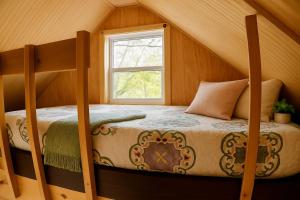 Voodi või voodid majutusasutuse Enchanting Tree House with a Slide on 200 Acres for a Family Adventure in Germantown, Kentucky toas