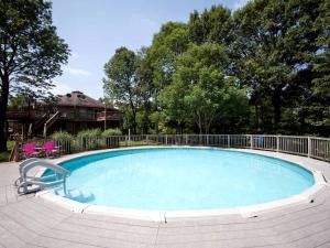 Bazén v ubytování Spacious Vacation Rental for a Group Getaway in Pendleton, Kentucky nebo v jeho okolí