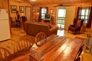 صورة لـ Lovely Rustic Cabin Secluded in the Woods near Maggie Valley, North Carolina في شيرروكي