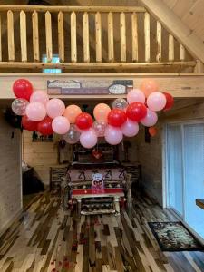 Ein Haufen Ballons hängt an der Decke in der Unterkunft Fantastic Secluded Cabin with Fire Pit and Hot-tub in Campbellsville, Kentucky in Campbellsville + 53 Fotos