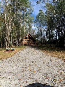 eine große Schotterstraße vor einem Haus in der Unterkunft Fantastic Secluded Cabin with Fire Pit and Hot-tub in Campbellsville, Kentucky in Campbellsville