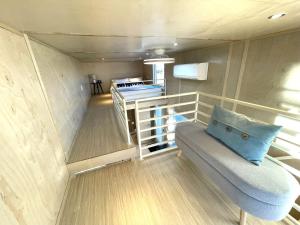 グランドジャンクショ​​ンにあるSecluded Tiny House Oasis in Grand Junction Perfect for Experiencing Nature in Comfortのソファとテーブルのある小さな部屋 +14枚の写真