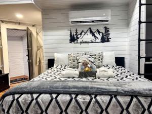 Postel nebo postele na pokoji v ubytování Contrast Cove Dome in Smoky Mountains in Hartford, Tennessee