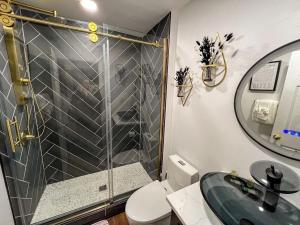 Koupelna v ubytování Contrast Cove Dome in Smoky Mountains in Hartford, Tennessee