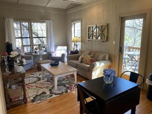 Χώρος καθιστικού στο Elevate Your Holidays: Glamping at Cypress Creek Cottage, Texas' Hidden Gem