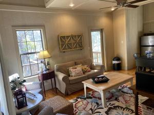 Χώρος καθιστικού στο Elevate Your Holidays: Glamping at Cypress Creek Cottage, Texas' Hidden Gem