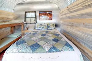 Ένα ή περισσότερα κρεβάτια σε δωμάτιο στο Gorgeous Cabin with Barbecue in Monticello, Utah +24 φωτογραφίες