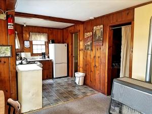 Η κουζίνα ή μικρή κουζίνα στο Cozy Lakeside Cabin in Manistee National Forest, Michigan