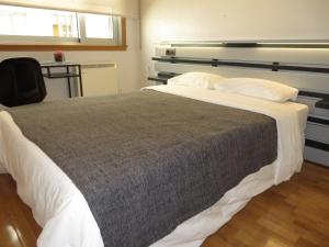 
a hotel room with a bed and a desk at Toctoc Rooms in A Coruña
