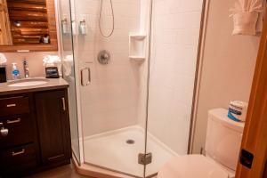 ein Badezimmer mit Dusche und Toilette in der Unterkunft Spacious Pet-Friendly Log Cabin with King Bed & Full Kitchen | Bonners Ferry, Idaho Retreat in Bonners Ferry + 8 Fotos