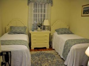 ein Schlafzimmer mit zwei Betten und einer Kommode mit Fenster in der Unterkunft Spacious Cottage Rental with Creek Views near Harrisburg and Hershey, Pennsylvania in Highspire + 10 Fotos