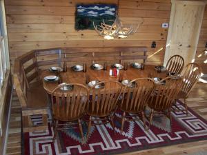 - une table à manger en bois et des chaises dans l'établissement Luxury Vacation Rental with a Hot Tub for Rent in Clyde, North Carolina, à Crabtree