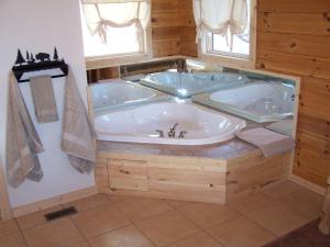 La salle de bains en bois est pourvue d'un bain à remous. dans l'établissement Luxury Vacation Rental with a Hot Tub for Rent in Clyde, North Carolina, à Crabtree 9 autres photos
