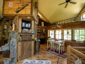 Fotografie z fotogalerie ubytování Private Rustic Cabin with Ski-In and Ski-Out Access in Jackson, New Hampshire v destinaci Jackson